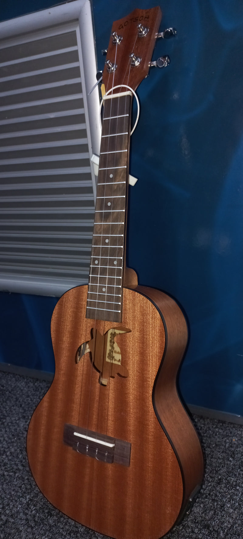 GOTSCH CONCERT TURTLE UKULELE WITH PICK-UP