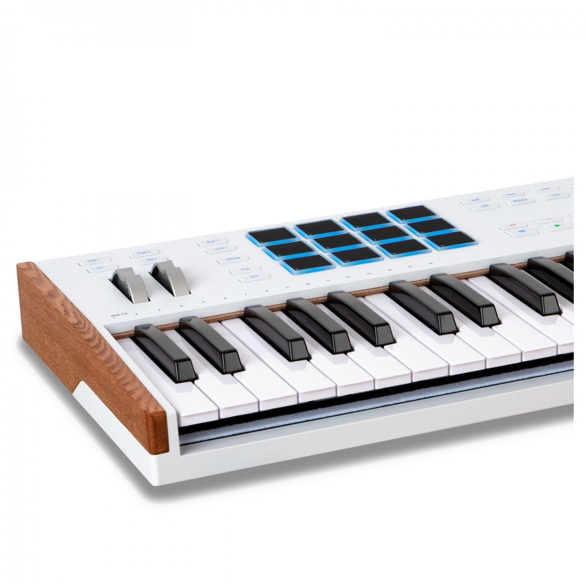 https://cdn.shopify.com/s/files/1/0984/8294/files/ADSRS_KeyLab61_Mk3image5.jpg?v=1729274378