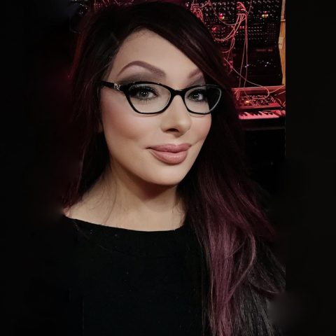 https://austrian.audio/wp-content/uploads/2024/09/Lisa-in-Studio-480x480.jpg